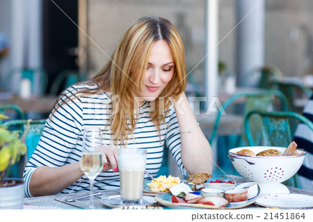 Young woman having healthy breakfast in outdoor 21451864