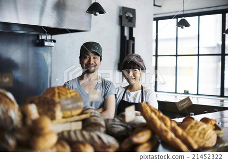 業主和夫婦接受報導 21452322