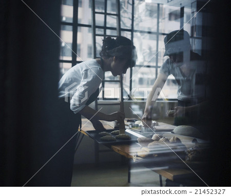 一對夫婦做麵包 21452327