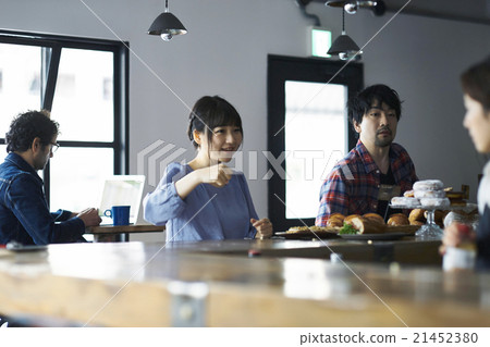 Men and women to eat at a cafe Men and women to eat at a cafe 21452380
