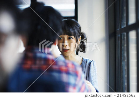 Male and female dating at a cafe 21452562