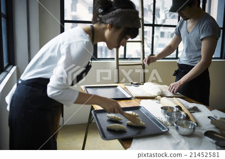 A couple making bread 21452581