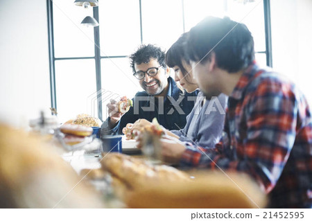 Men and women to eat at a cafe Men and women to eat at a cafe 21452595