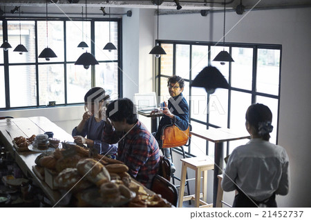 Foreigners talking to clerks 21452737