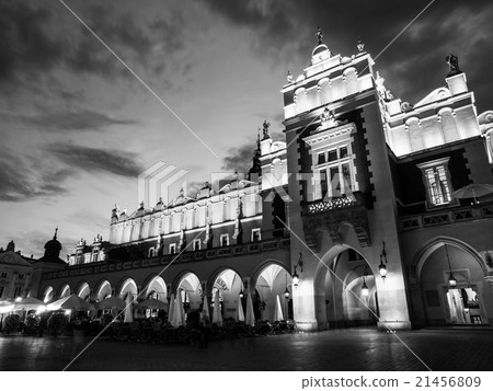Cloth Hall or Sukiennice in Krakow by night Cloth Hall or Sukiennice in Krakow by night 21456809