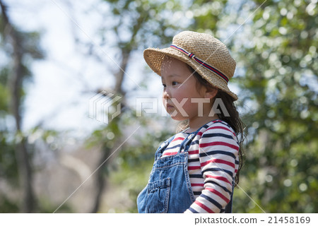 A girl wearing a straw hat 21458169