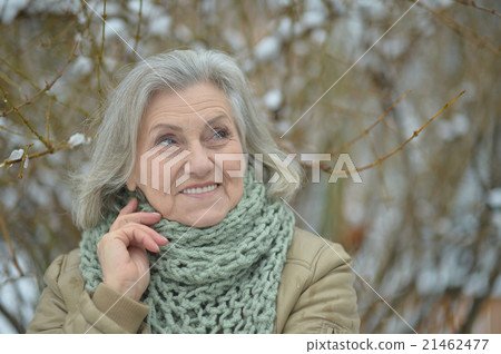 Old woman in the winter Old woman in the winter 21462477