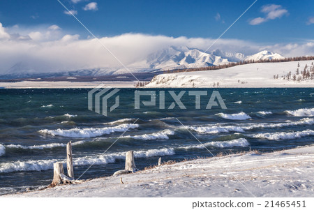 Beautiful landscape with lake and mountain 21465451