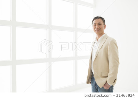 Male in his 40s 21465924