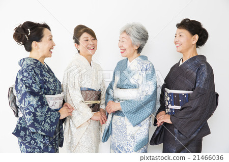Middle women in kimono shape 21466036