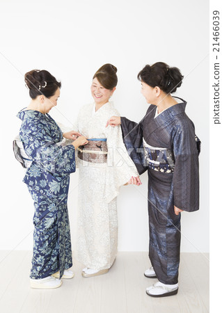 Middle women in kimono shape 21466039