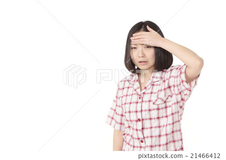 一個感冒的年輕女子 一個感冒的年輕女子 21466412