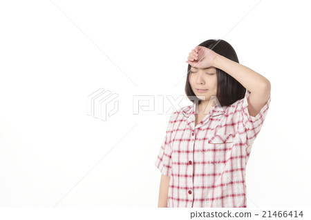 一個感冒的年輕女子 一個感冒的年輕女子 21466414