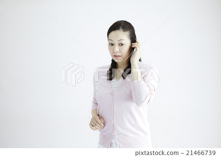 Natural light white back 40's female middle age smaho / mobile phone correspondence and gesture of various situations Natural light white back 40's female middle age smaho / mobile phone correspondence and gesture of various situations 21466739