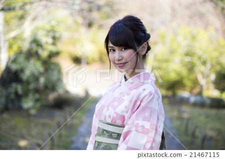 A young woman with a smiling face in kimono walking around Maruyama Park, Higashiyama Ward, Kyoto City A young woman with a smiling face in kimono walking around Maruyama Park, Higashiyama Ward, Kyoto City 21467115