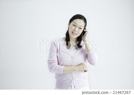 自然光白背40年代女性中年smaho /手機喜悅的回應和手勢 21467267