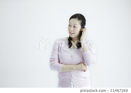 自然光白背40年代女性中年smaho /手機喜悅的回應和手勢 21467268