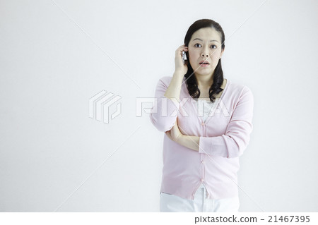 Natural light white back 40's female middle age smaho / mobile phone correspondence and gesture of various situations Natural light white back 40's female middle age smaho / mobile phone correspondence and gesture of various situations 21467395