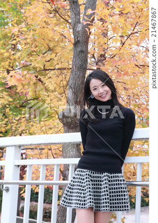 有長的直發的小姐 21467867