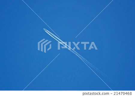 trace of the plane in the sky 21470468