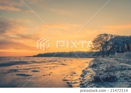 Frozen lake in the morning sunrise Frozen lake in the morning sunrise 21472514