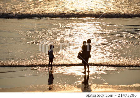 Coast of the morning glow, parent and child of the beachfront floating in the silhouette Coast of the morning glow, parent and child of the beachfront floating in the silhouette 21473296