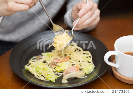 A young woman eating pasta 21473301