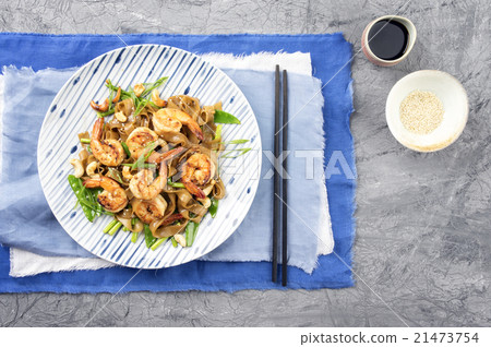 Kingprawn with Ricenoodles and Vegetable on Plate Kingprawn with Ricenoodles and Vegetable on Plate 21473754