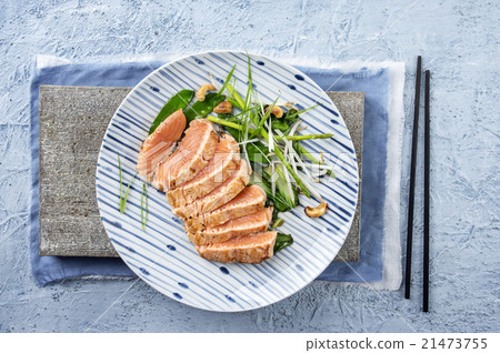 Salmon Tataki with Lettuce Salmon Tataki with Lettuce 21473755