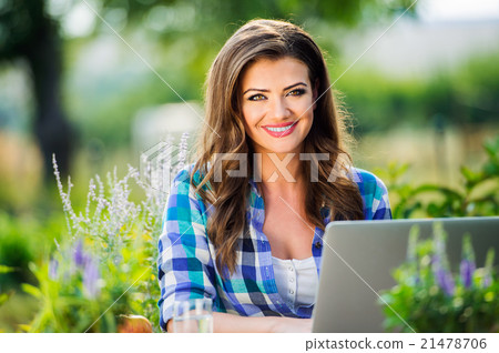 Gardener with notebook, sitting at the table 21478706