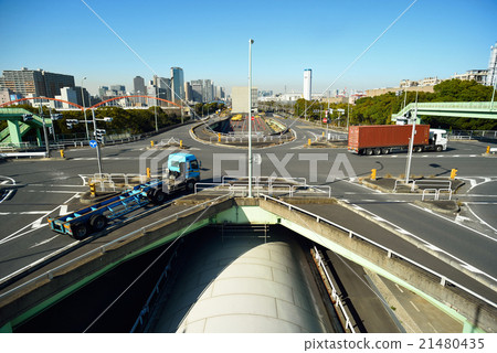 通過Oi的十字路口的大卡車 21480435