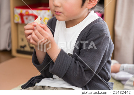 Infant body part to eat sweets 21482442