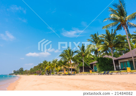 Beautiful beach and sea with palm tree Beautiful beach and sea with palm tree 21484082