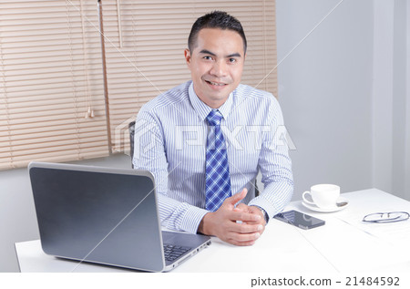 Happy smile asian business man sitting in office 21484592