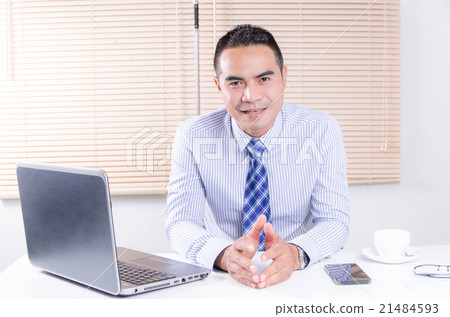 Happy smile asian business man sitting in office 21484593