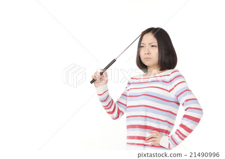 一位年輕的女士用指令棒 21490996