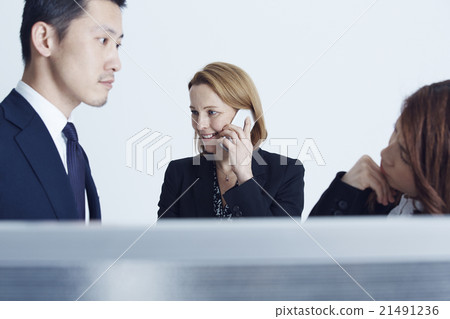 與之交談的商務人士 與之交談的商務人士 21491236