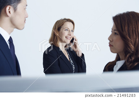 與之交談的商務人士 21491283