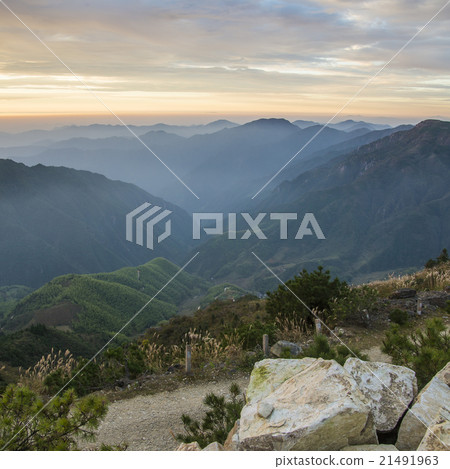 Sunrise mountain scenery Sunrise mountain scenery 21491963