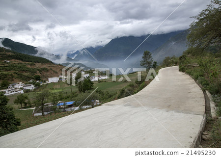 Rural mountain road Rural mountain road 21495230