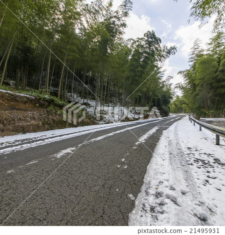 Snow winding road Snow winding road 21495931