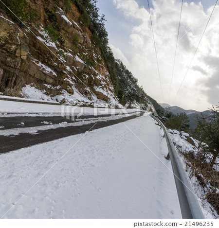 Snow winding road 21496235