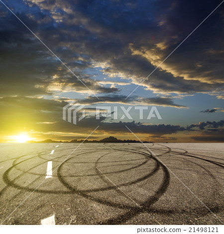 .Sunset asphalt asphalt tire marks. 21498121