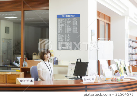 Women working in the library 21504575