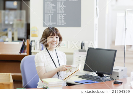 Women working in the library Women working in the library 21504599