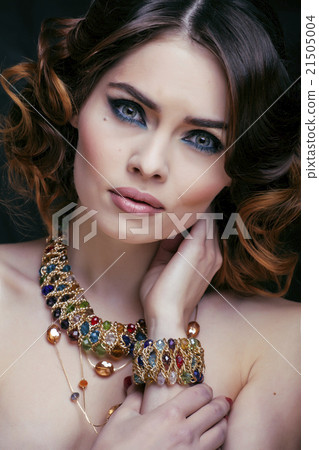 beauty rich woman with luxury jewellery looks like 21505004
