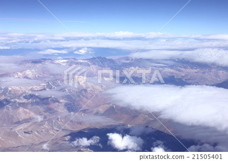 安地斯山的美麗和陡峭的山從南美智利的雲彩看見，海的雲彩 21505401