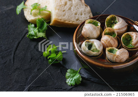 Ready to eat Escargots de Bourgogne snails 21506965