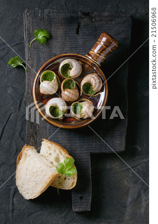 Ready to eat Escargots de Bourgogne snails 21506968