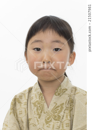 A child wearing a strange looking yukata 21507981